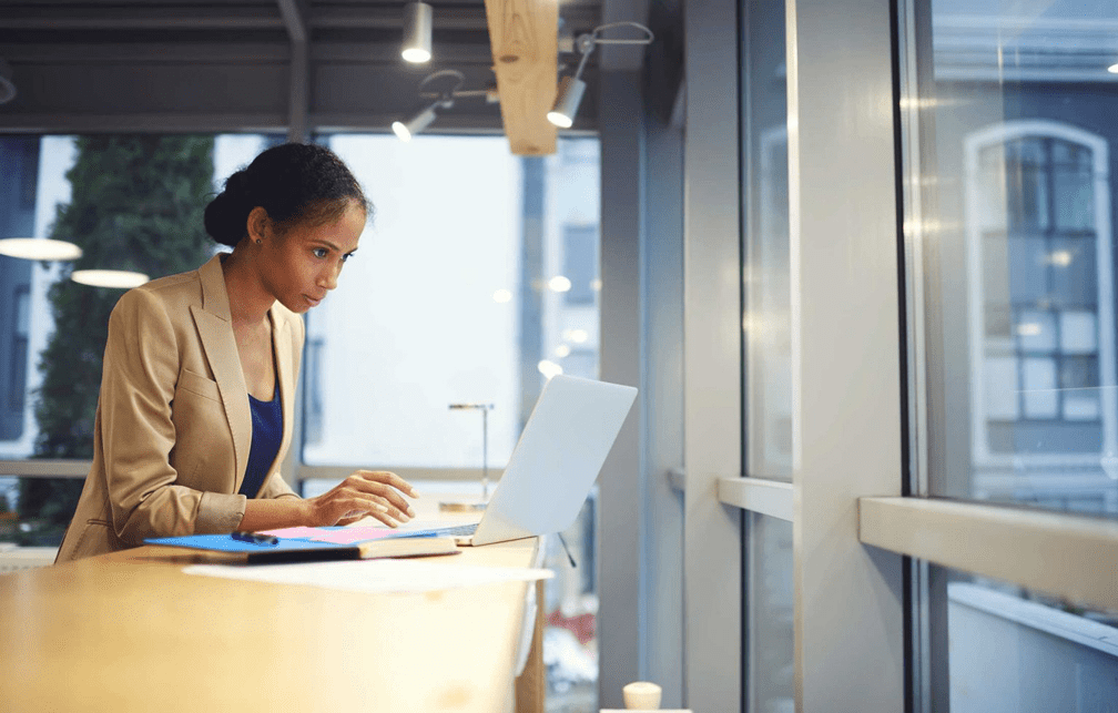 woman-looking-at-events-on-a-laptop1008